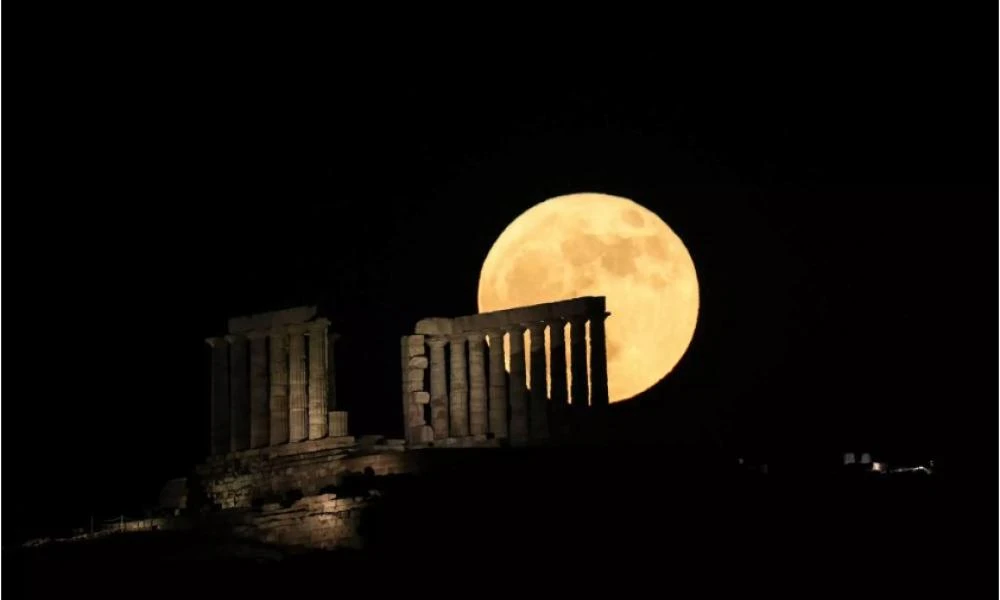 Πανσέληνος της φράουλας: Εντυπωσιακές εικόνες από την υπερπανσέληνο στο Σούνιο